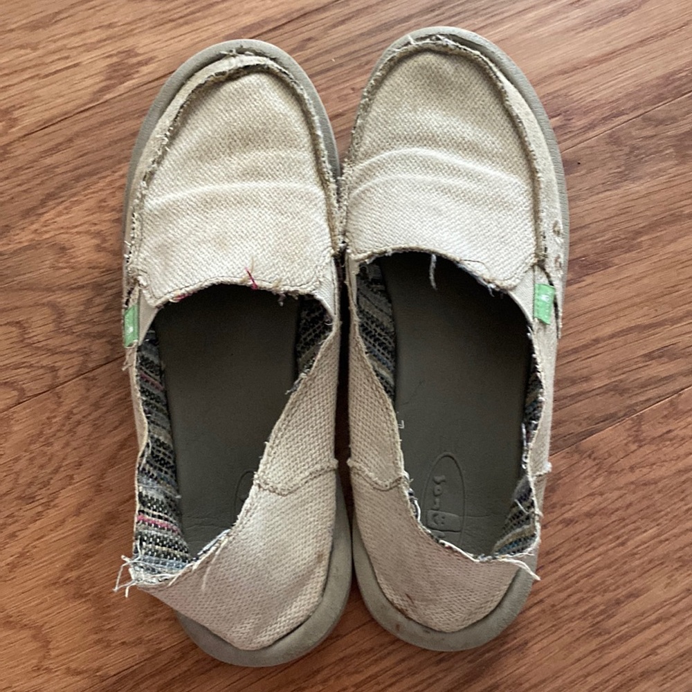 woman’s slide on SANUKS